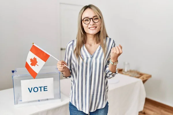 Azjatycka Młoda Kobieta Wyborach Politycznych Trzymając Flagę Kanady Krzycząc Dumny — Zdjęcie stockowe