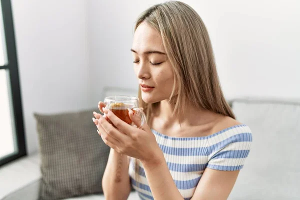 Joven Mujer China Sonriendo Confiada Bebiendo Casa — Foto de Stock