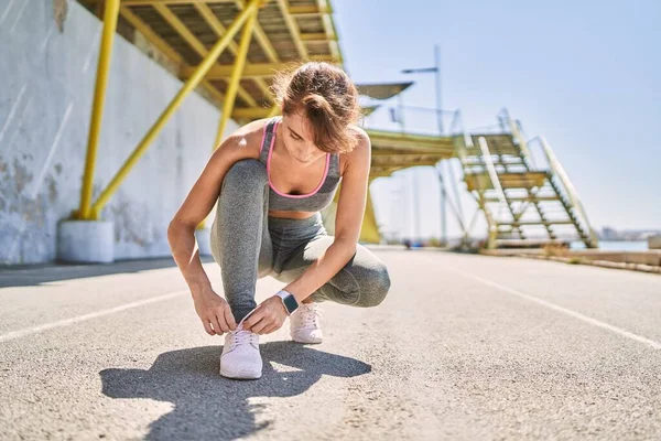 Beyaz Kadın Spor Giysisi Giyiyor Sokakta Ayakkabı Bağlıyor — Stok fotoğraf