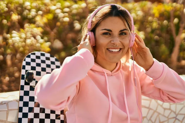Junge Blonde Skaterin Lächelt Glücklich Mit Kopfhörern Park — Stockfoto