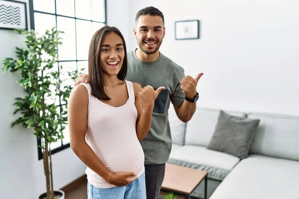 Mladý Mezirasový Pár Očekává Dítě Dotýká Těhotné Břicho Ukazuje Záda — Stock fotografie