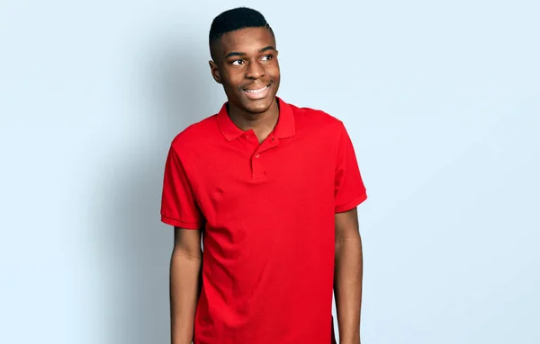 Jeune Homme Afro Américain Portant Shirt Rouge Décontracté Regardant Côté — Photo