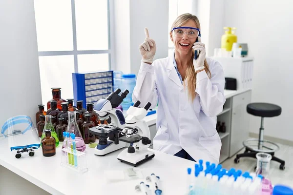 Bella Donna Che Lavora Laboratorio Scienziato Parlando Telefono Sorpreso Con — Foto Stock