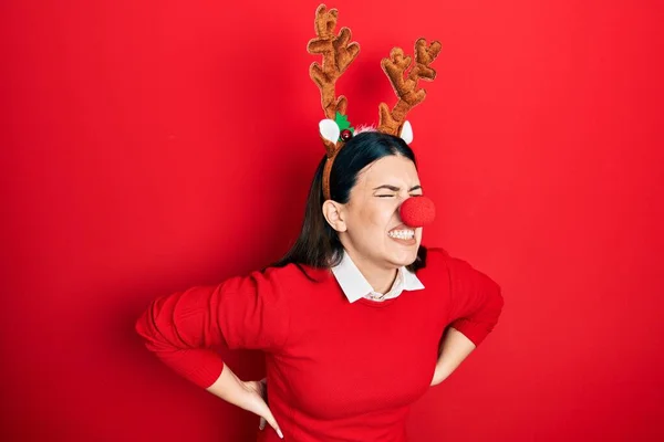 Young Hispanic Woman Wearing Deer Christmas Hat Red Nose Suffering — стоковое фото