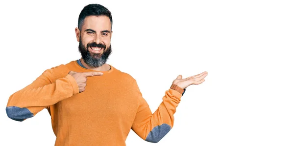 Uomo Ispanico Con Barba Che Indossa Maglione Invernale Casual Stupito — Foto Stock