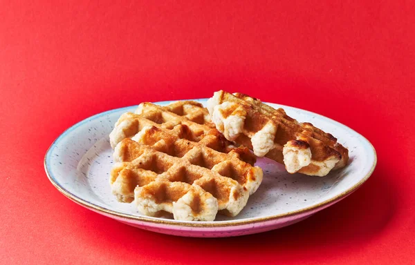 Teller Mit Leckeren Waffeln Auf Rotem Hintergrund — Stockfoto