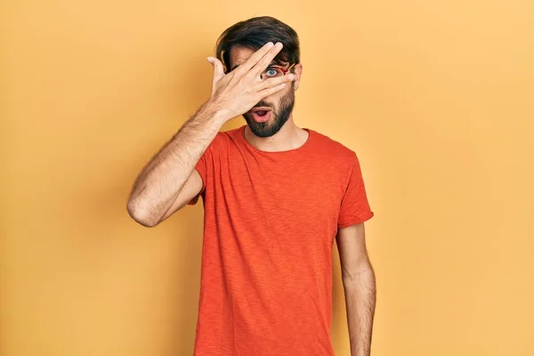 Joven Hombre Hispano Usando Ropa Casual Gafas Asomándose Shock Cubriendo —  Fotos de Stock