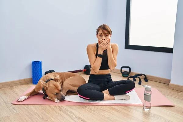 Young Beautiful Woman Sitting Yoga Mat Shocked Covering Mouth Hands — Fotografia de Stock
