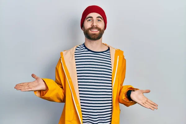 Homem Caucasiano Com Barba Vestindo Capa Chuva Amarela Sorrindo Alegre — Fotografia de Stock