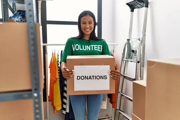 Young Latin Woman Wearing Volunteer Uniform Holding Donations Box Charity — Stock Photo, Image