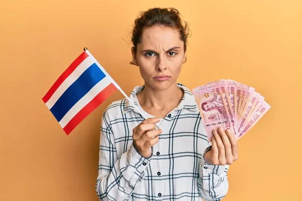 Mladá Brunetka Držící Thailandskou Vlajku Bahtové Bankovky Skeptická Nervózní Zamračená — Stock fotografie