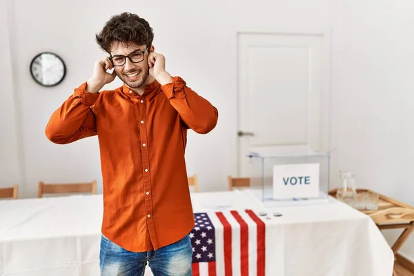 Hombre Hispano Pie Sala Electoral Cubriendo Los Oídos Con Los — Foto de Stock