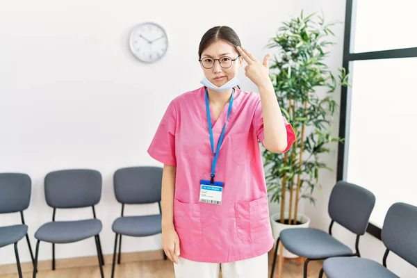 Young Asian Nurse Woman Medical Waiting Room Shooting Killing Oneself — Stock Photo, Image