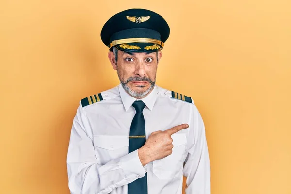 Schöner Mann Mittleren Alters Mit Grauen Haaren Flugzeugpilotenuniform Der Besorgt — Stockfoto