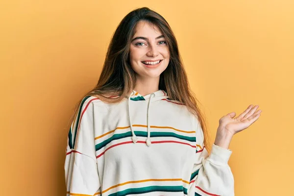 Joven Mujer Caucásica Vistiendo Ropa Casual Sonriente Alegre Presentando Señalando — Foto de Stock