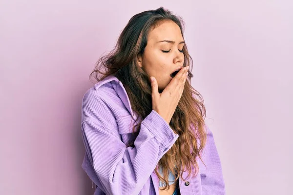 Jong Spaans Meisje Casual Kleding Verveelde Geeuwen Moe Het Bedekken — Stockfoto