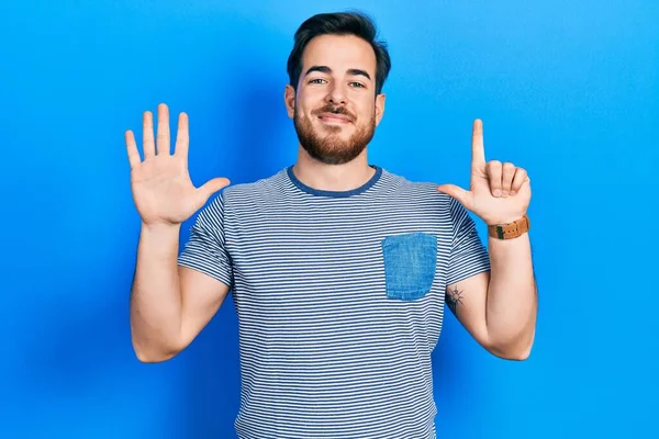 Hombre Caucásico Guapo Con Barba Con Camiseta Casual Rayas Que —  Fotos de Stock