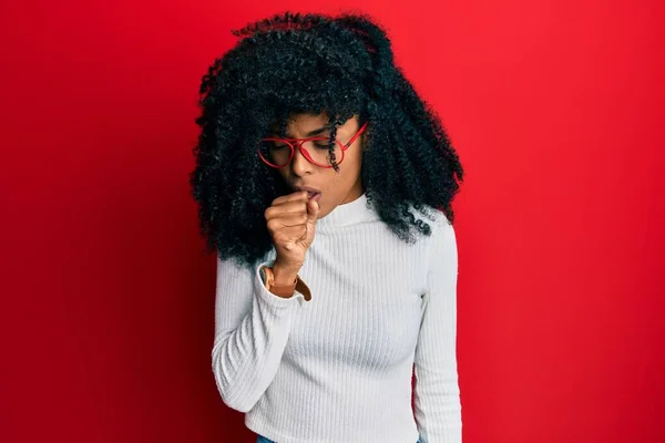 Африканская Американка Афроволосами Свитере Очках Чувствует Себя Нездоровым Кашляет Симптом — стоковое фото