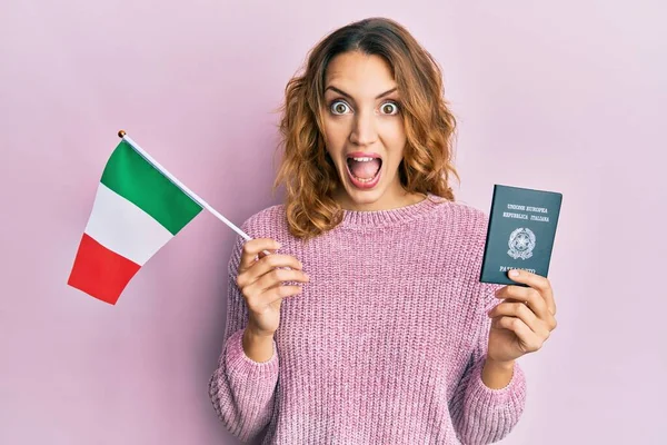 Молодая Кавказка Итальянским Флагом Паспортом Празднует Безумство Удивляется Успеху Открытыми — стоковое фото