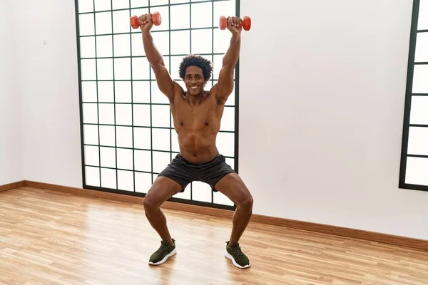 Joven Afroamericano Hombre Entrenamiento Usando Mancuernas Gimnasio — Foto de Stock