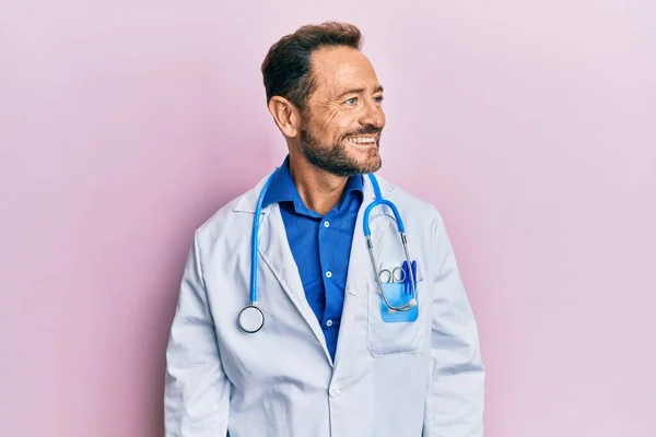 Mężczyzna Średnim Wieku Ubrany Mundur Lekarza Stetoskop Patrząc Bok Uśmiechem — Zdjęcie stockowe