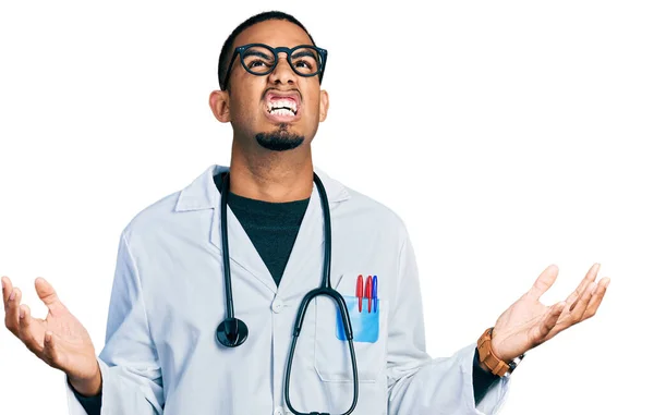 Молодой Африканский Американец Одетый Медицинскую Форму Стетоскоп Сумасшедший Кричащий Кричащий — стоковое фото