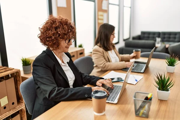 Grupo Dos Mujeres Que Trabajan Oficina Mujer Madura Síndrome Chica —  Fotos de Stock