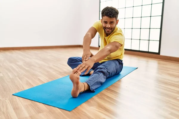 Young Arab Sporty Man Smiling Happy Stretching Sport Center — ストック写真