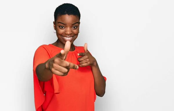 若いアフリカ系アメリカ人の女性は 楽しそうにカメラに指を指してカジュアルな服を着ています 良いエネルギーと振動は — ストック写真