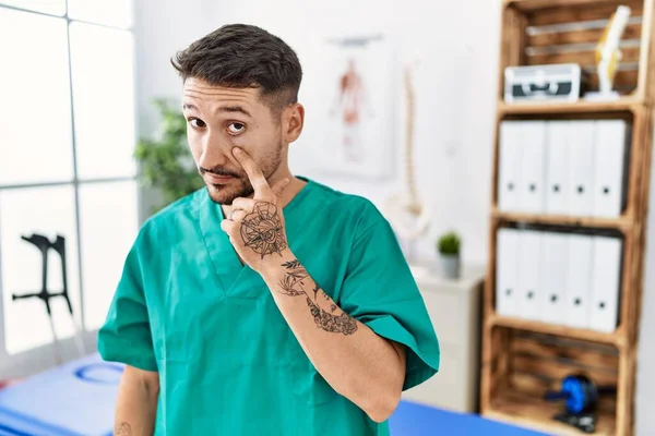 Homem Fisioterapeuta Jovem Trabalhando Clínica Recuperação Dor Apontando Para Olho — Fotografia de Stock