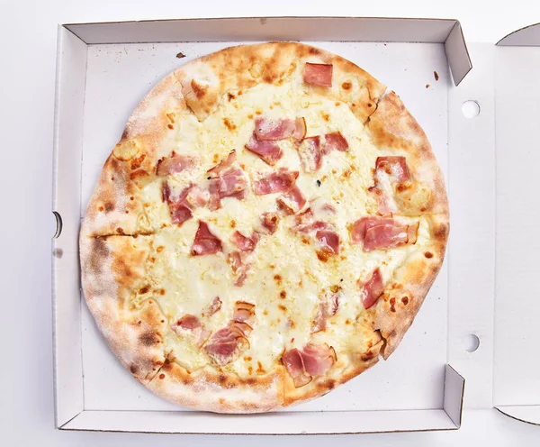 Singola Carbonara Pizza Italiana Sulla Scatola Consegna Isolata Sfondo Bianco — Foto Stock