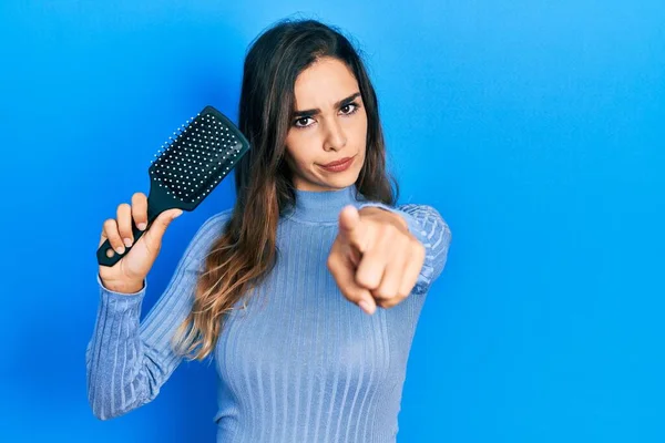 Young Hispanic Girl Holding Hairbrush Pointing Finger Camera You Confident — Fotografia de Stock