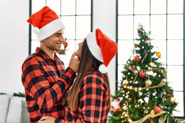 Jeune Couple Latin Souriant Heureux Étreignant Debout Près Arbre Noël — Photo