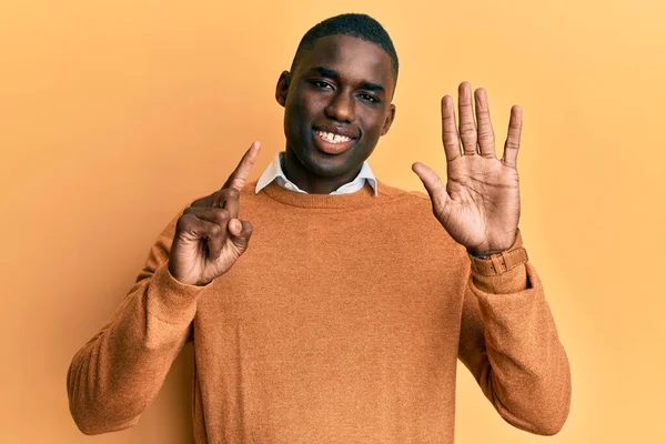 身穿休闲装的年轻的非洲裔美国人 头戴六号手指 面带微笑 自信而快乐 — 图库照片
