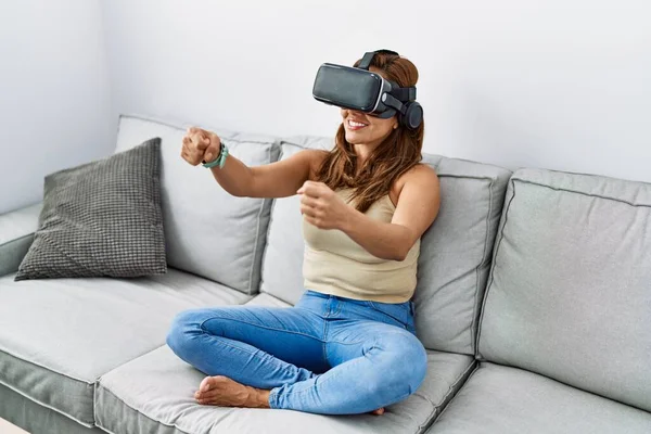 Jong Latin Vrouw Spelen Video Game Met Behulp Van Virtual — Stockfoto