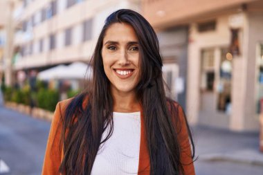 Sokakta kendine güvenen genç İspanyol kadın gülümsüyor