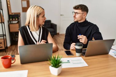 Ofiste çalışan ve konuşan iki iş adamı..