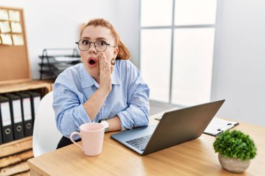 Ofiste çalışan genç kızıl saçlı bir kadın bilgisayarını kullanarak gizli söylentiler yayıyor, kötü niyetli konuşmalar fısıldıyor. 