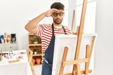 Sanat stüdyosundaki Arap genç adam, alnında bir sorun olduğu için endişeli ve stresli. Kriz için endişeli. 