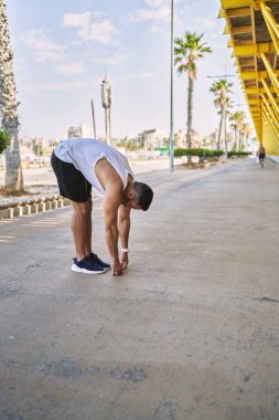 İspanyol adam güneşli bir günde dışarıda çalıştıktan sonra geriniyor.