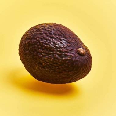  Sarı arkaplanda avokado meyvesi