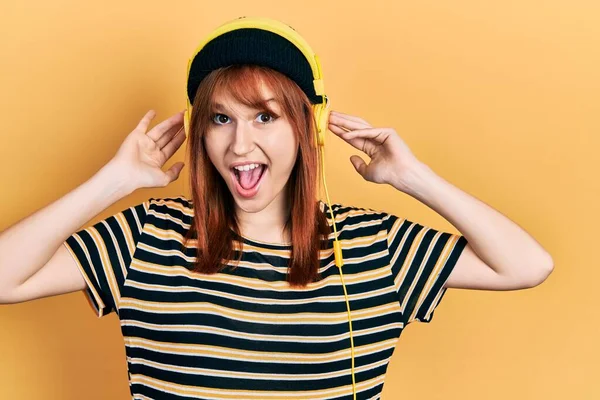 Kızıl Saçlı Müzik Dinleyen Kulaklık Takan Genç Bir Kadın Çılgınca — Stok fotoğraf