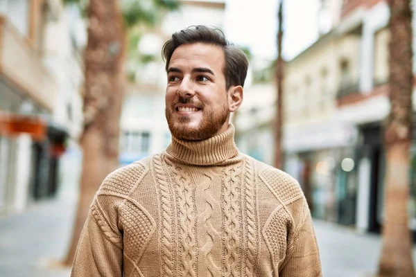 Jovem Caucasiano Sorrindo Feliz Cidade — Fotografia de Stock