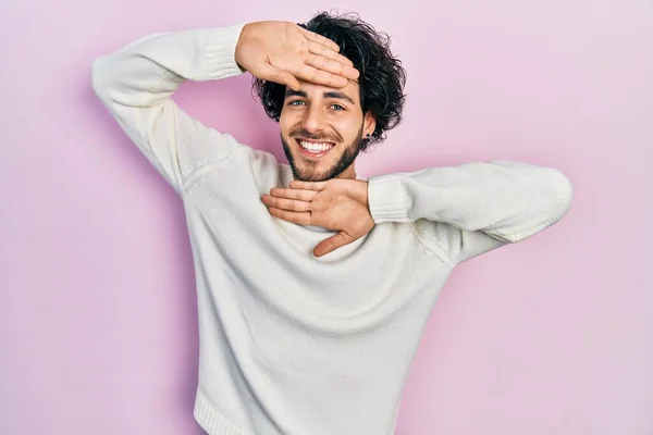 Bello Ispanico Uomo Indossa Casual Maglione Bianco Sorridente Allegro Giocare — Foto Stock