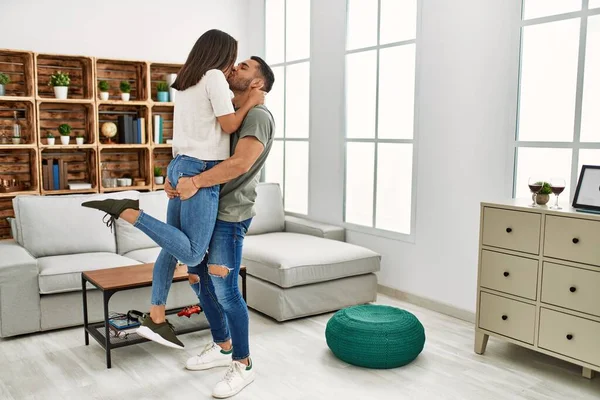 Jovem Casal Latino Beijando Abraçando Casa — Fotografia de Stock