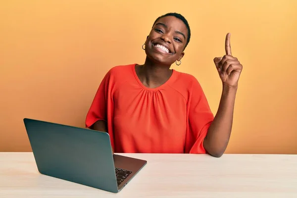 Νεαρή Αφροαμερικανή Που Εργάζεται Στο Γραφείο Φορητό Υπολογιστή Χαμογελώντας Μια — Φωτογραφία Αρχείου