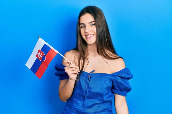 Jovem Morena Adolescente Segurando Bandeira Eslováquia Olhando Positivo Feliz Sorrindo — Fotografia de Stock