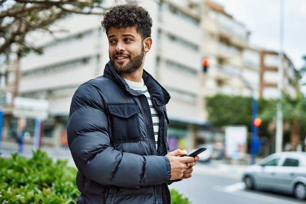 Jovem Árabe Homem Usando Smartphone Livre Cidade — Fotografia de Stock