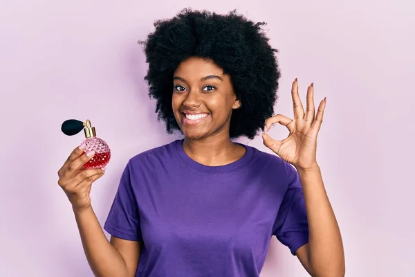 Junge Afrikanisch Amerikanische Frau Mit Parfüm Macht Zeichen Mit Den — Stockfoto