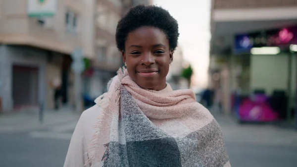 Jeune Femme Afro Américaine Souriante Confiante Debout Dans Rue — Photo
